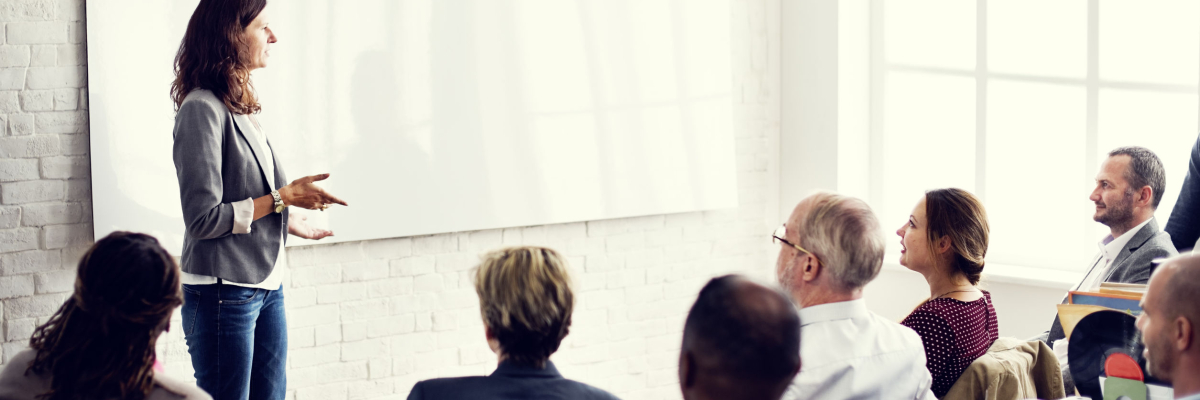 docente insegna a studenti di tutte le età