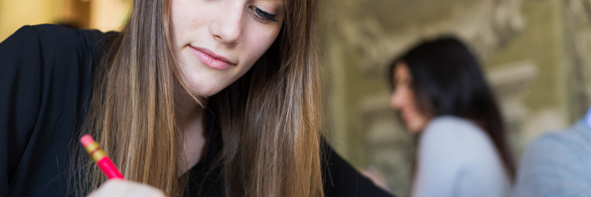 Studentessa in biblioteca