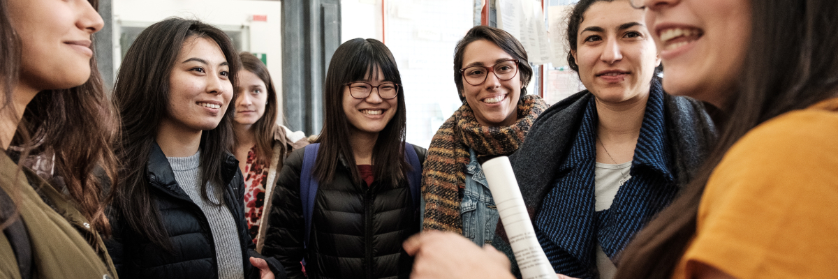 Gruppo di studentesse sorridenti