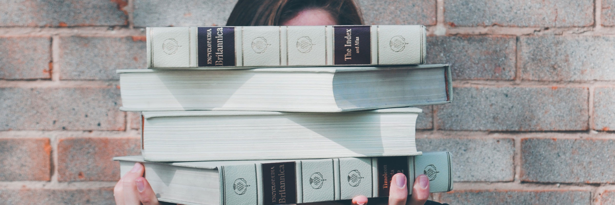 studentessa con in mano libri